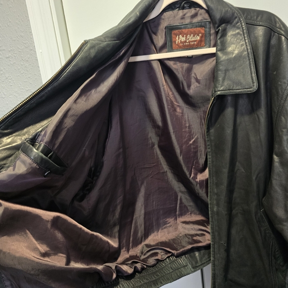 Men's Classic Black Leather Bomber Jacket - Picture 12 of 15